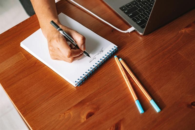 Certificados oficiales apilados listos para su traducción jurada
